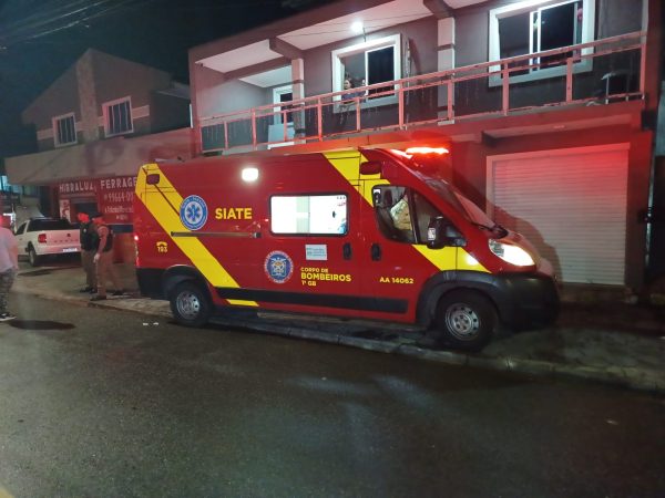 Equipe de resgate foi acionada para atender o casal que tinha ferimentos de arma branca