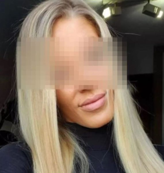 selfie de mulher com rosto borrado