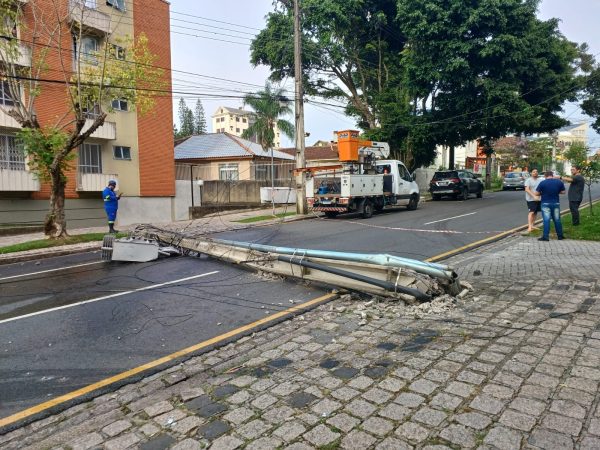 Caminhão desgovernado derrubou um poste na Rua Rocha Pombo, no bairro Juvevê