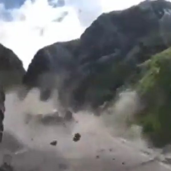 VÍDEO: Deslizamento de rochas esmagam caminhões e motoristas sobrevivem