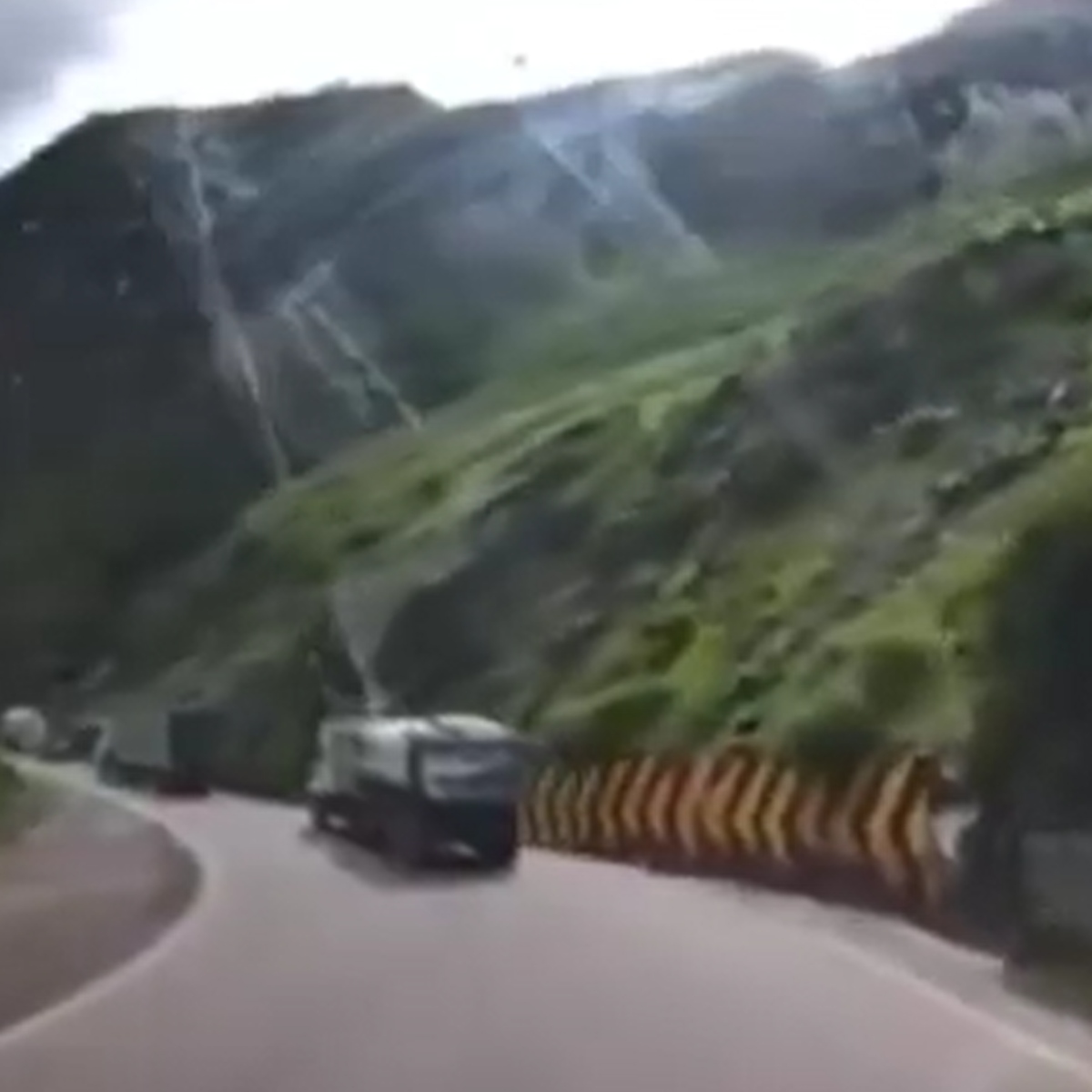  VÍDEO: Deslizamento de rochas esmagam caminhões e motoristas sobrevivem 