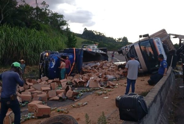 Caminhões tombam um em cima do outro em curva na BR-376, no Paraná