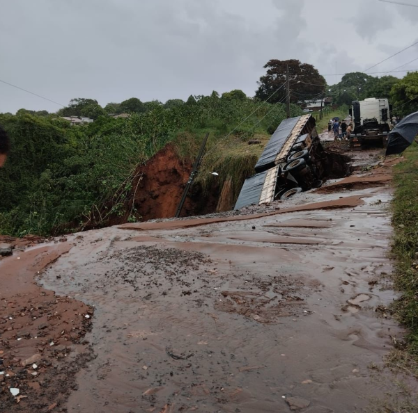 Carreta é ‘engolida’ por cratera após fortes chuvas no Paraná; VÍDEO-