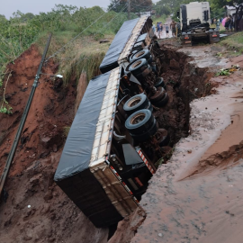 Carreta é ‘engolida’ por cratera após fortes chuvas no Paraná; VÍDEO