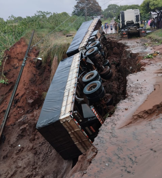 Carreta é ‘engolida’ por cratera após fortes chuvas no Paraná; VÍDEO