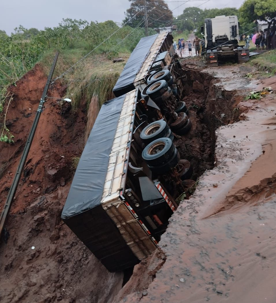  Carreta é ‘engolida’ por cratera após fortes chuvas no Paraná; VÍDEO 