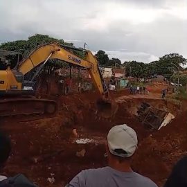 Carreta ‘engolida’ por cratera após chuvarada no Paraná é retirada; vídeo