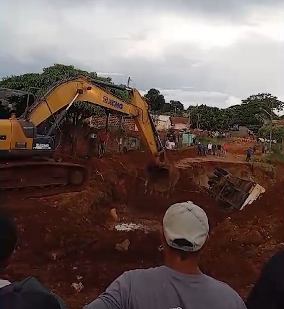  Carreta ‘engolida’ por cratera após chuvarada no Paraná é retirada; vídeo 