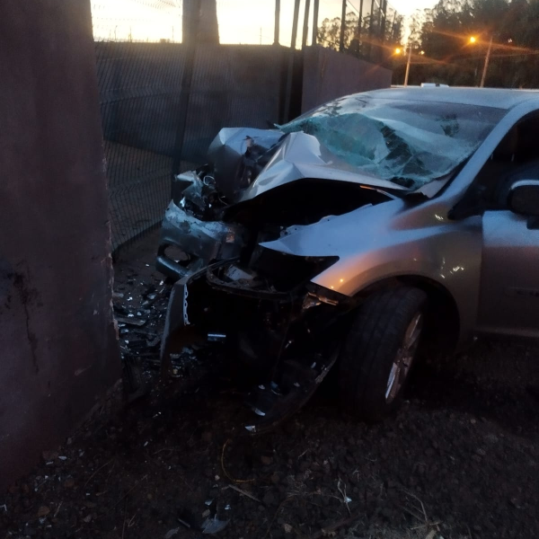 Motorista morre após bater carro contra muro no Paraná