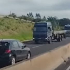 Carro é flagrado na contramão na BR-376