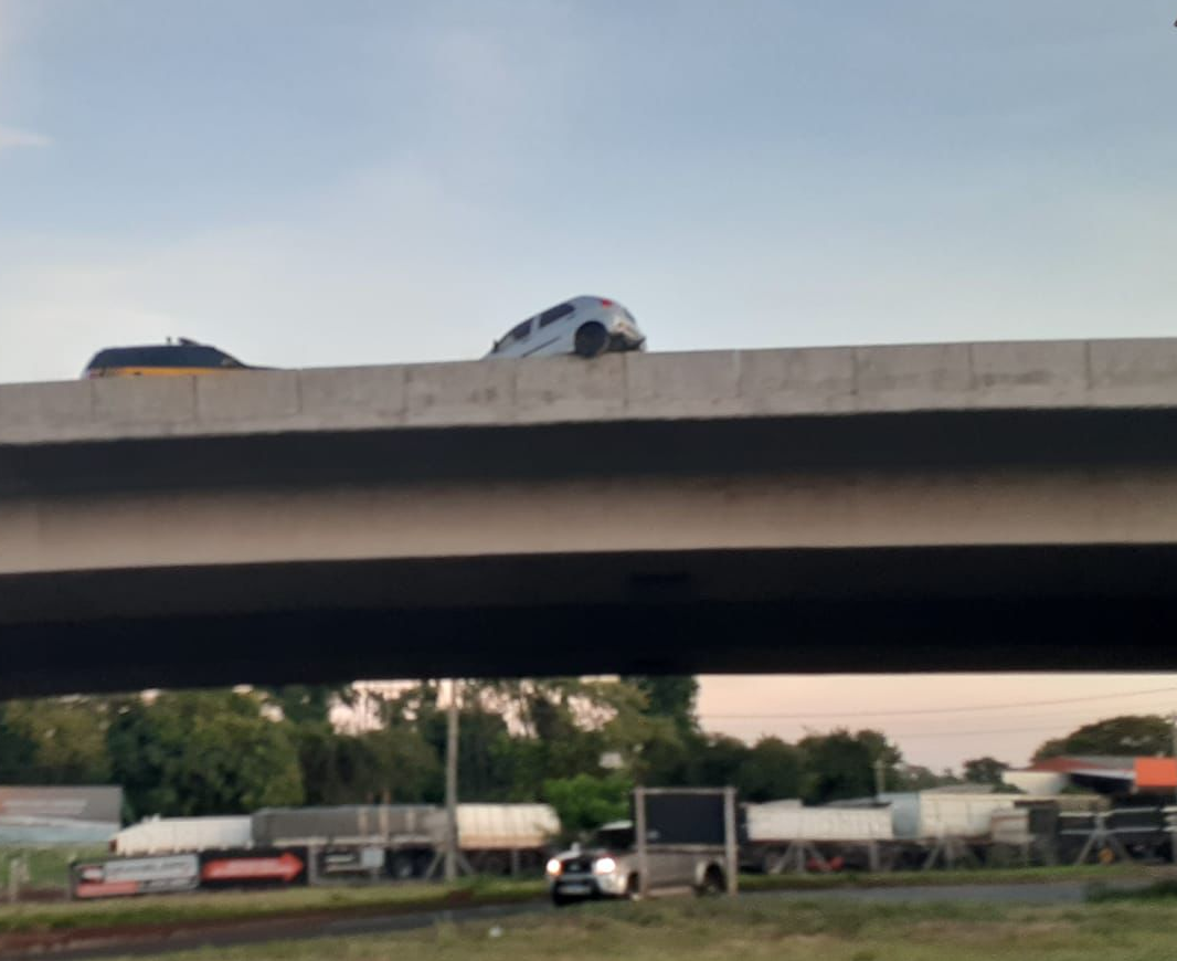  carro pendurado no viaduto do contorno norte de maringá 