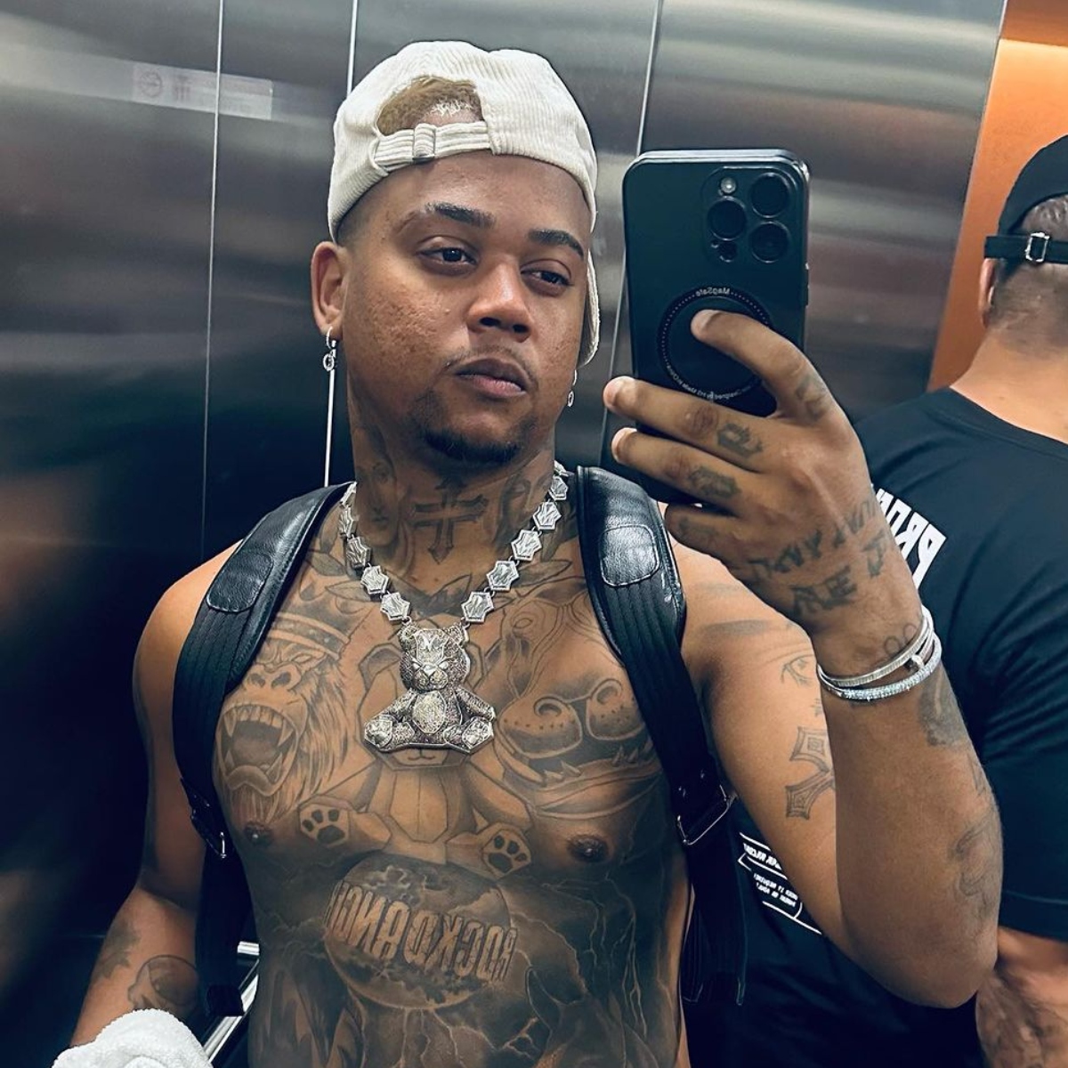  Carro de rapper Major RD é alvo de tiros: “Largaram o aço” 