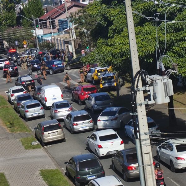 Casal é assassinado dentro de veículo no centro de São José dos Pinhais