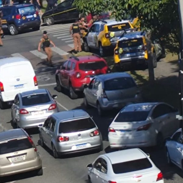 Casal é assassinado dentro de veículo no centro de São José dos Pinhais