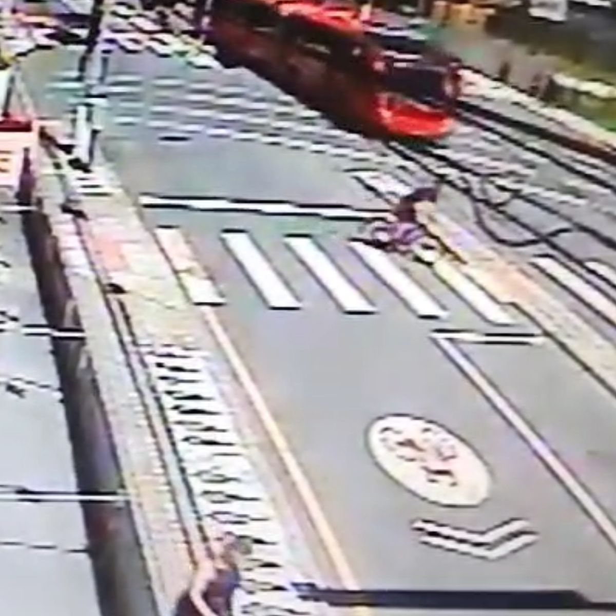  Vídeo mostra momento em que ciclista de 15 anos é arremessado por ônibus 
