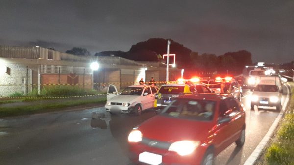 Trânsito na Linha Verde teve lentidão na noite deste domingo (24), devido a ocorrência com carro roubado