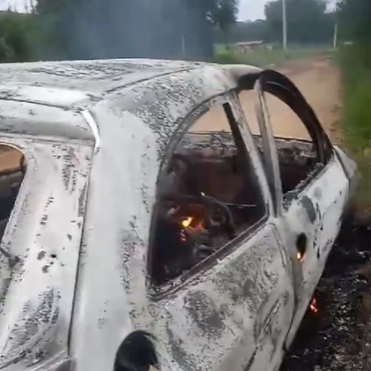Corpo carbonizado é encontrado em carro em chamas