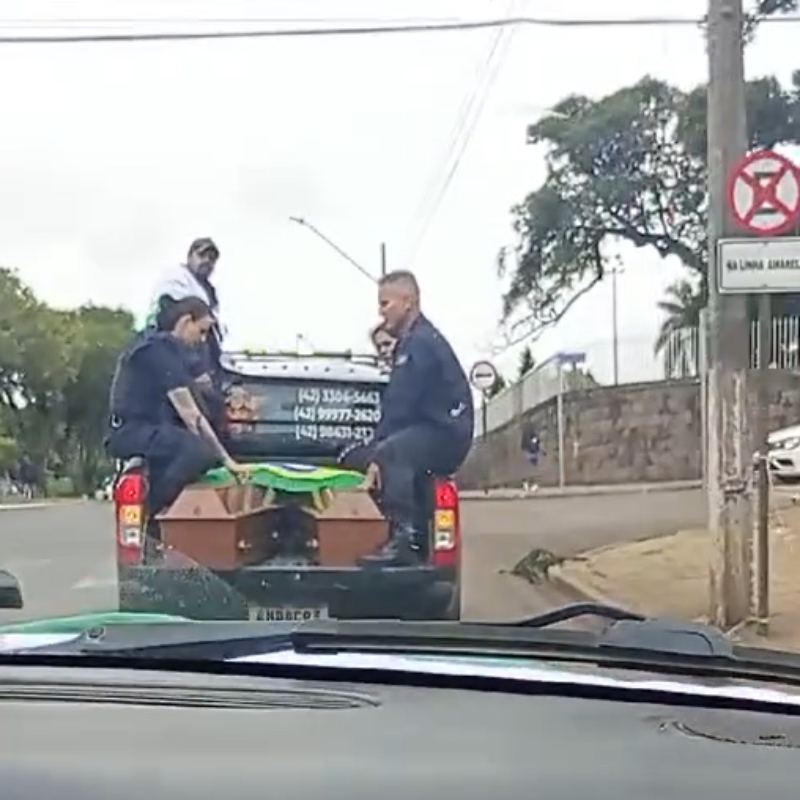  Casal de seguranças recebeu homenagens de amigos durante enterro 