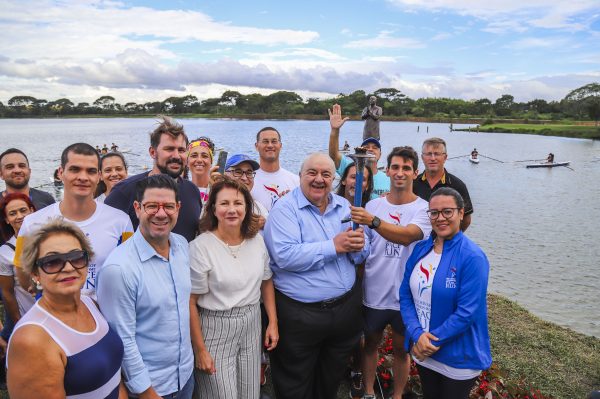 Prefeito Rafael Greca durante Inauguração da estátua de Sri Chinmoy, que foi o fundador do Movimento Peace Run (Corrida da Paz) no Parque Náutico do Boqueirão