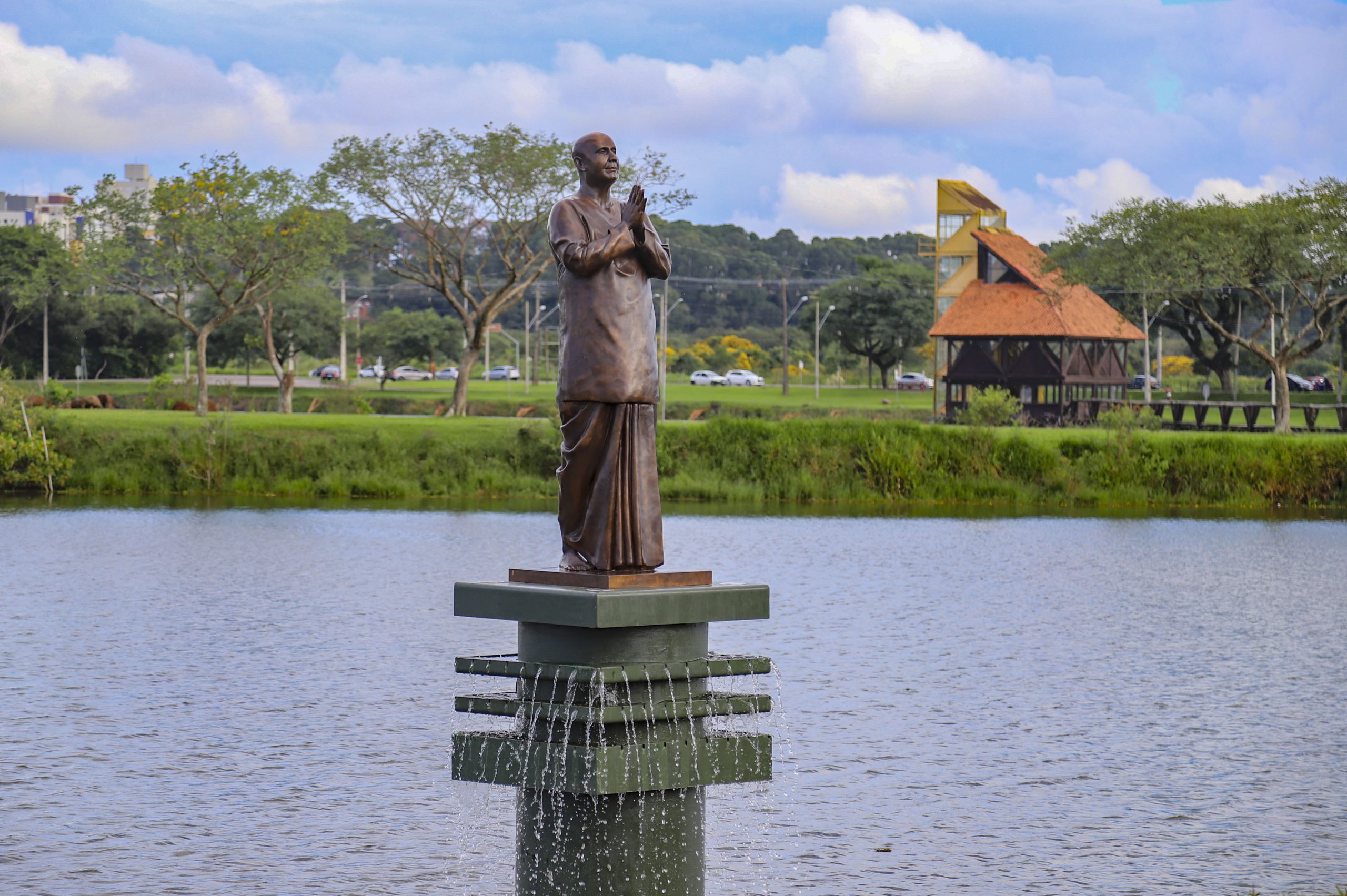 Curitiba se junta a outras 40 cidades com estátua de Sri Chinmoy