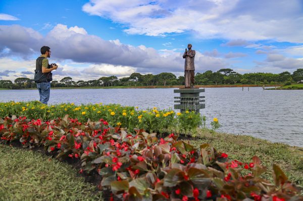 Estátua fica localizada em lago do Parque Náutico