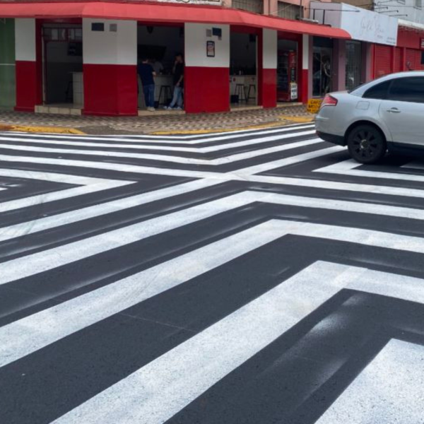  Faixa de pedestre diferente: cidade do Paraná inova na sinalização 
