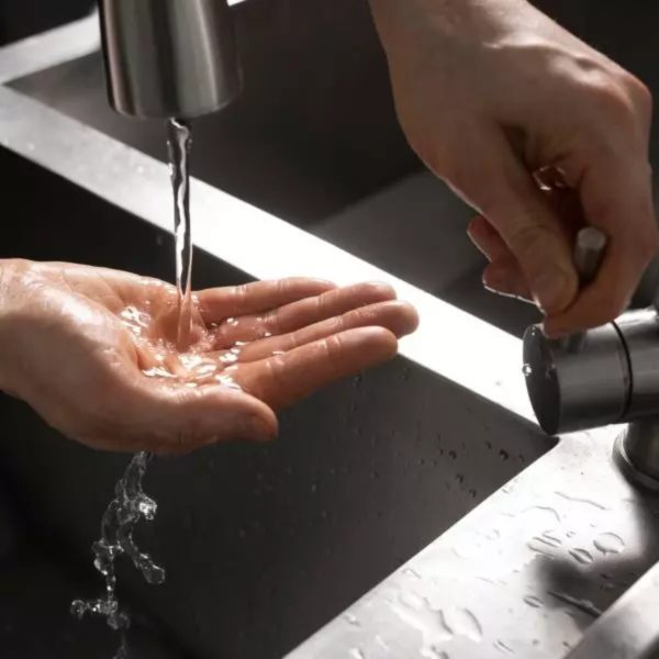  alto consumo de água - falta de água - pessoa lavando a mão - torneira (1) 