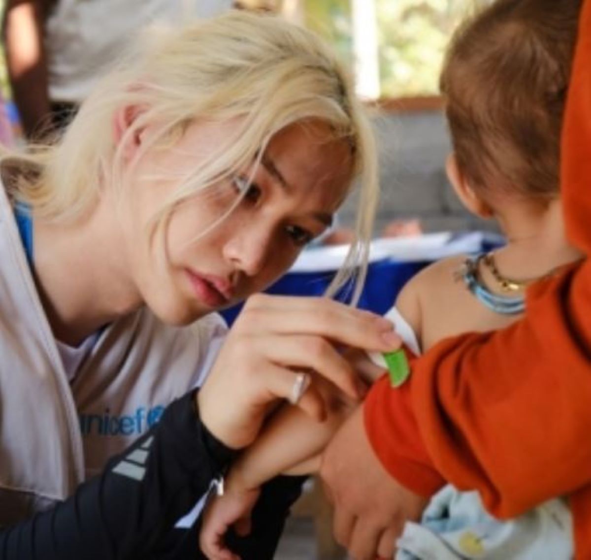  Felix, do Stray Kids, realizando trabalho voluntários em Laos 