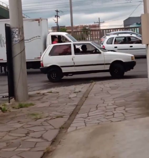 VÍDEO: Homem compra carro e bate veículo segundos após fechar negócio