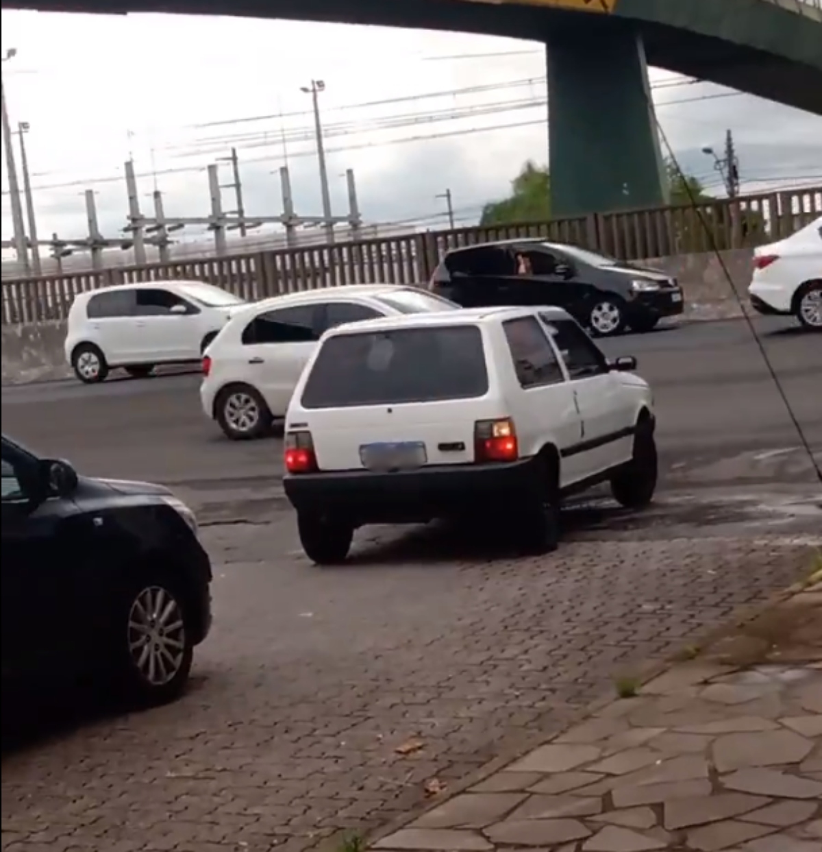  VÍDEO: Homem compra carro e bate veículo segundos após fechar negócio 