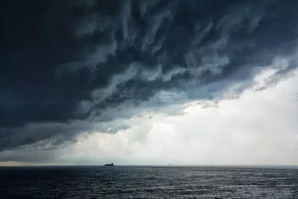 Frente fria traz chuva e temperaturas amenas no Paraná