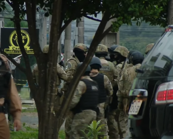 Efetivo da Polícia Militar está no bairro Sítio Cercado para acompanhar ocorrência (Foto: Diogo Cor