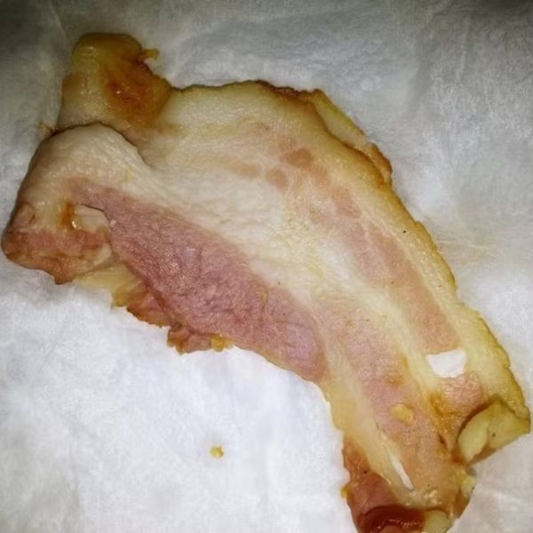 Homem apaixonado por comer bacon cru descobre larvas de parasita no cérebro