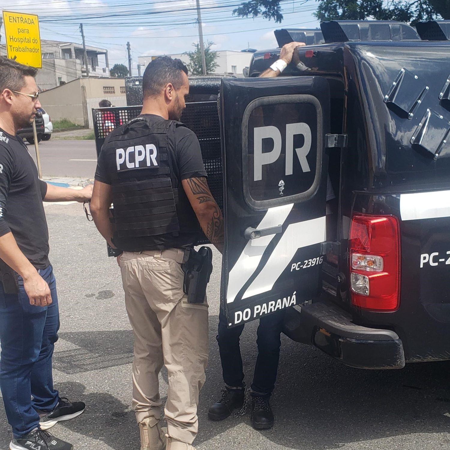  Polícia Civil prendendo suspeito 