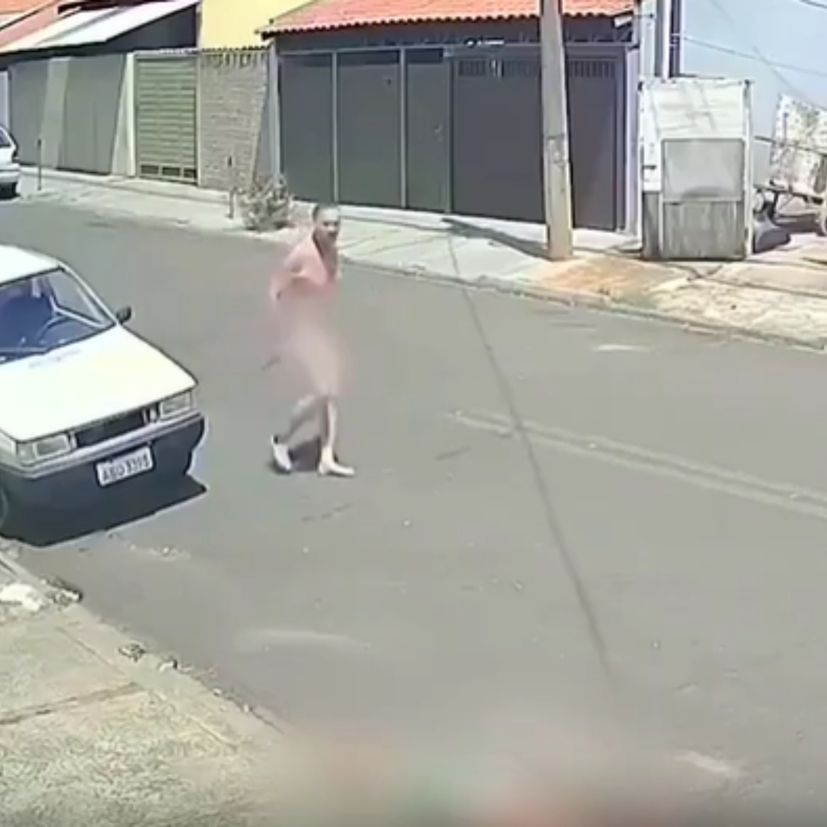  Homem sem roupa mata enteado a facadas no meio da rua 