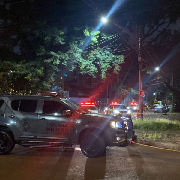 Homem morre a tiros após ameaçar policiais com faca na mão em Curitiba
