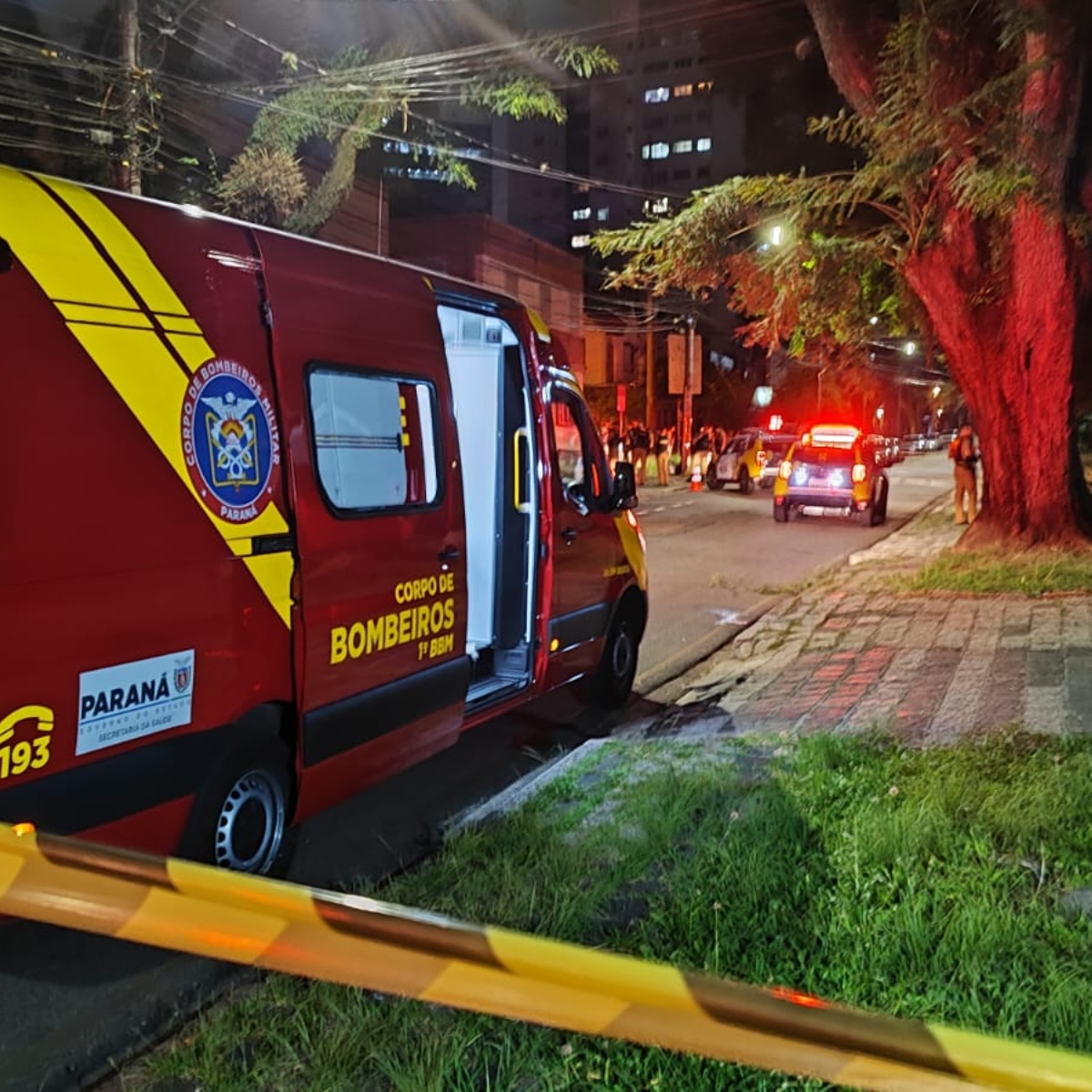  Homem morre a tiros após ameaçar policiais com faca na mão em Curitiba 