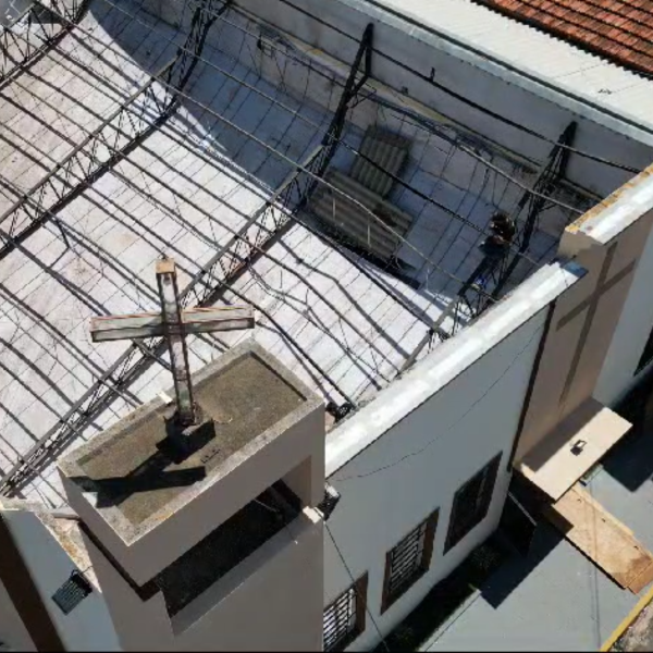 temporal deixa igreja destelhada