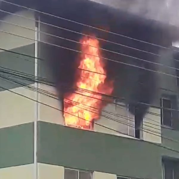  Vídeo mostra momento em que incêndio destrói apartamento em Curitiba 