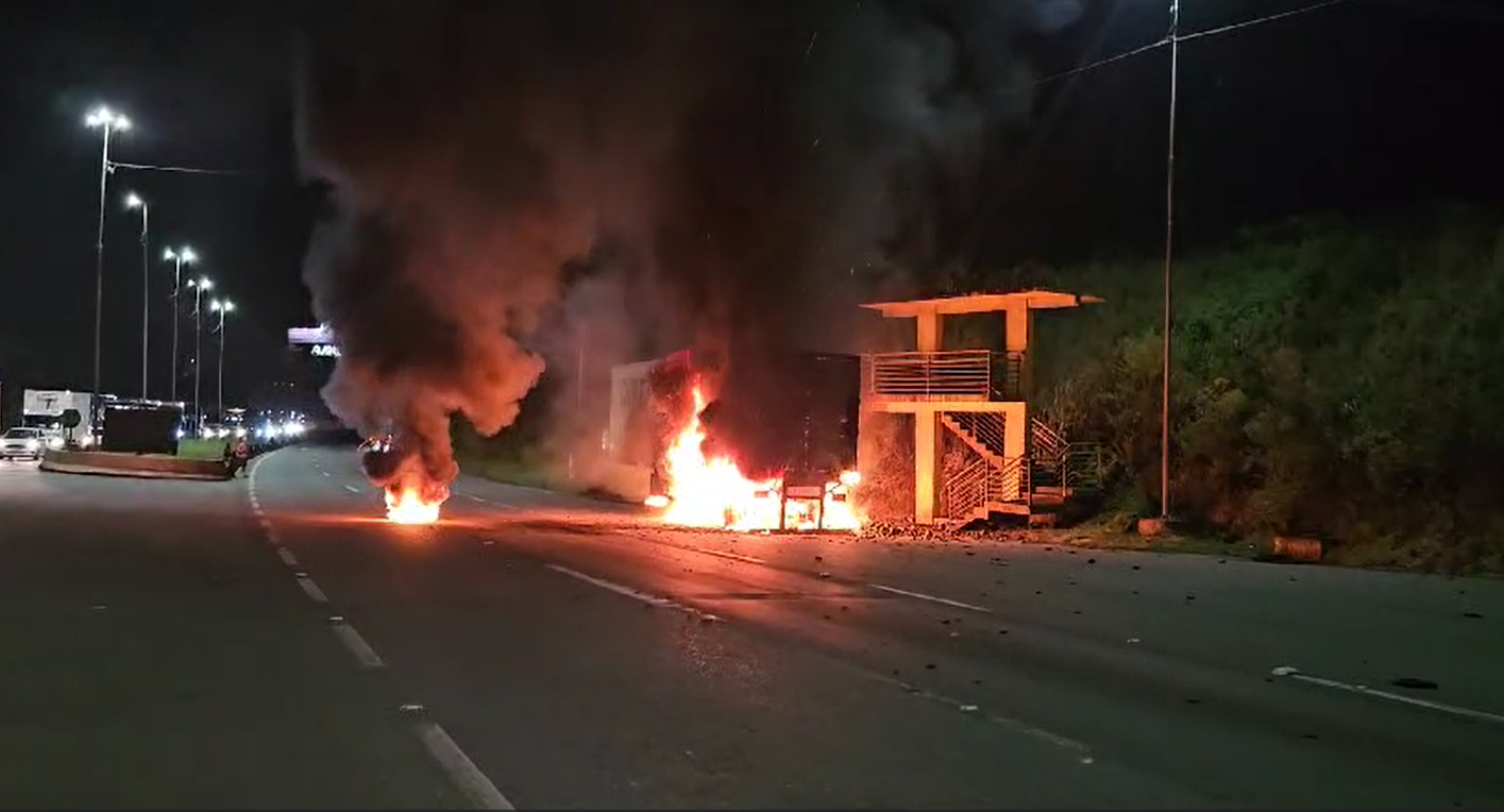  Incêndio foi registrado na BR-376, entre Paraná e Santa Catarina 