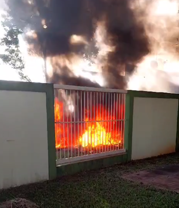  Incêndio destroi brinquedo em parquinho de creche no Paraná 