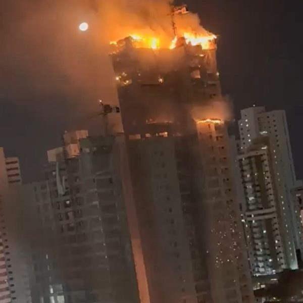 Incêndio de grandes proporções atinge prédio; fogo se alastrou pelo edifício
