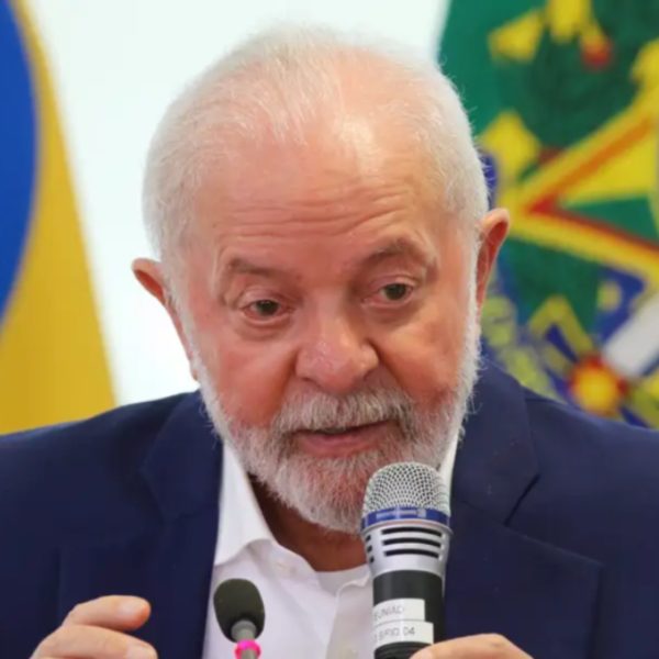 Lula comenta sobre suposto plano golpista e chama Bolsonaro de “'covardão” 
