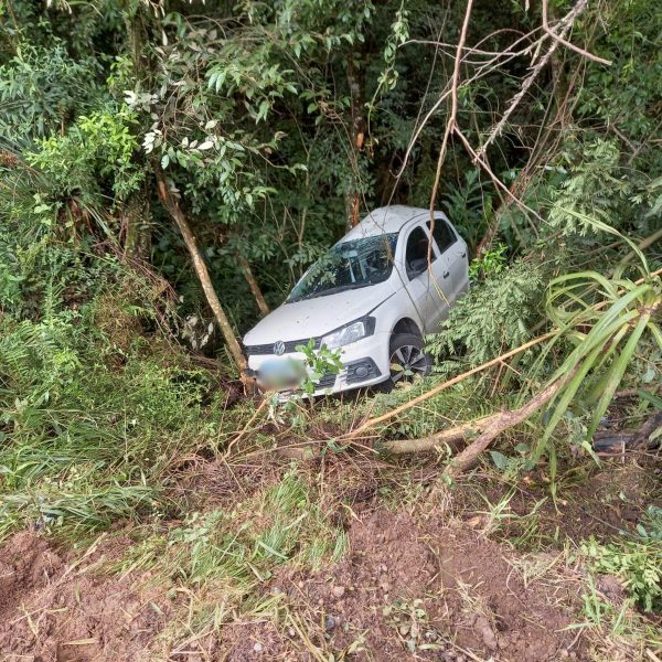 Carro de médico caiu em uma ribanceira, em Quitandinha