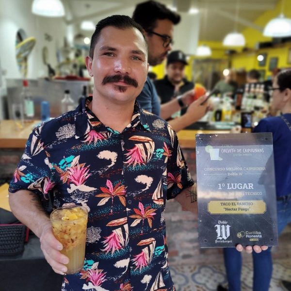 Chef de bar Willian Ferraz exibe caipirinha Nectar Fuego, do Taco El Pancho