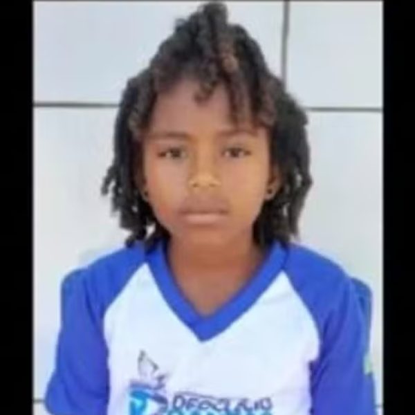  Menina de 8 anos morre após ser atacada por pitbull enquanto dormia 