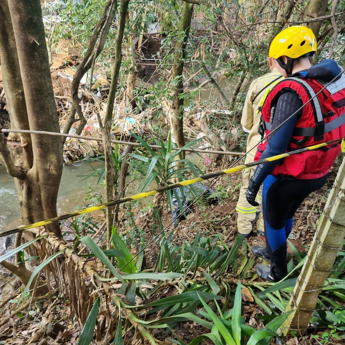  Menina de 2 anos morre após cair em córrego 