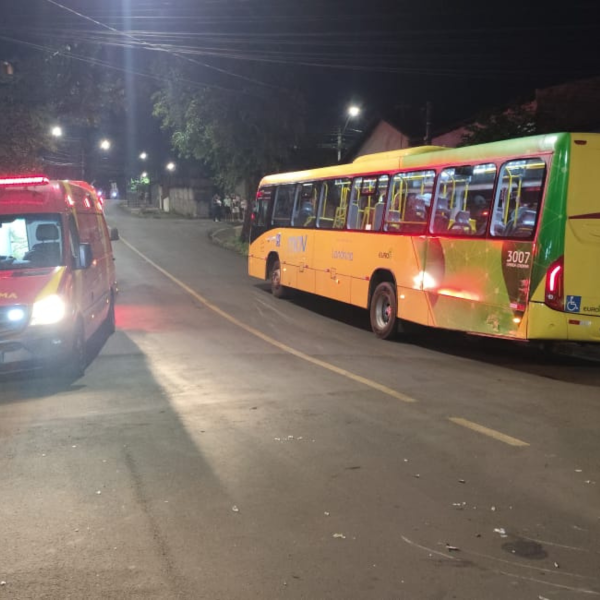 motociclista fica gravemente ferido após colidir com ônibus