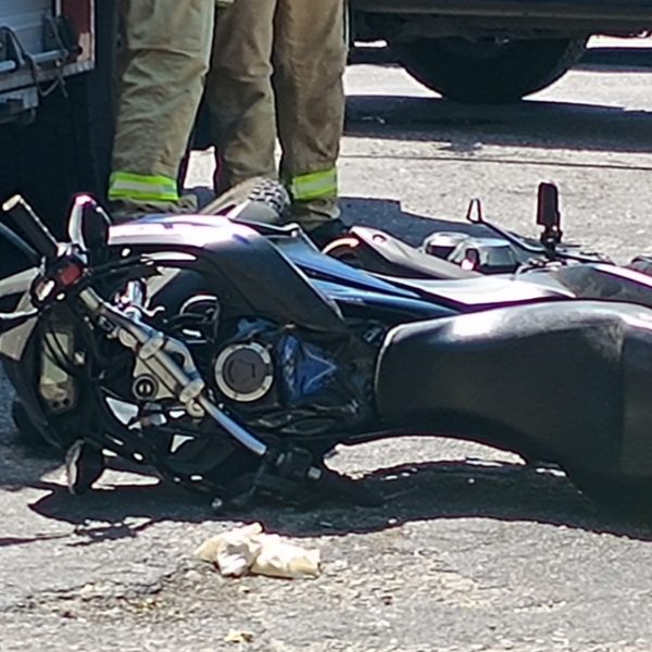 Motociclista morre em acidente com caminhão