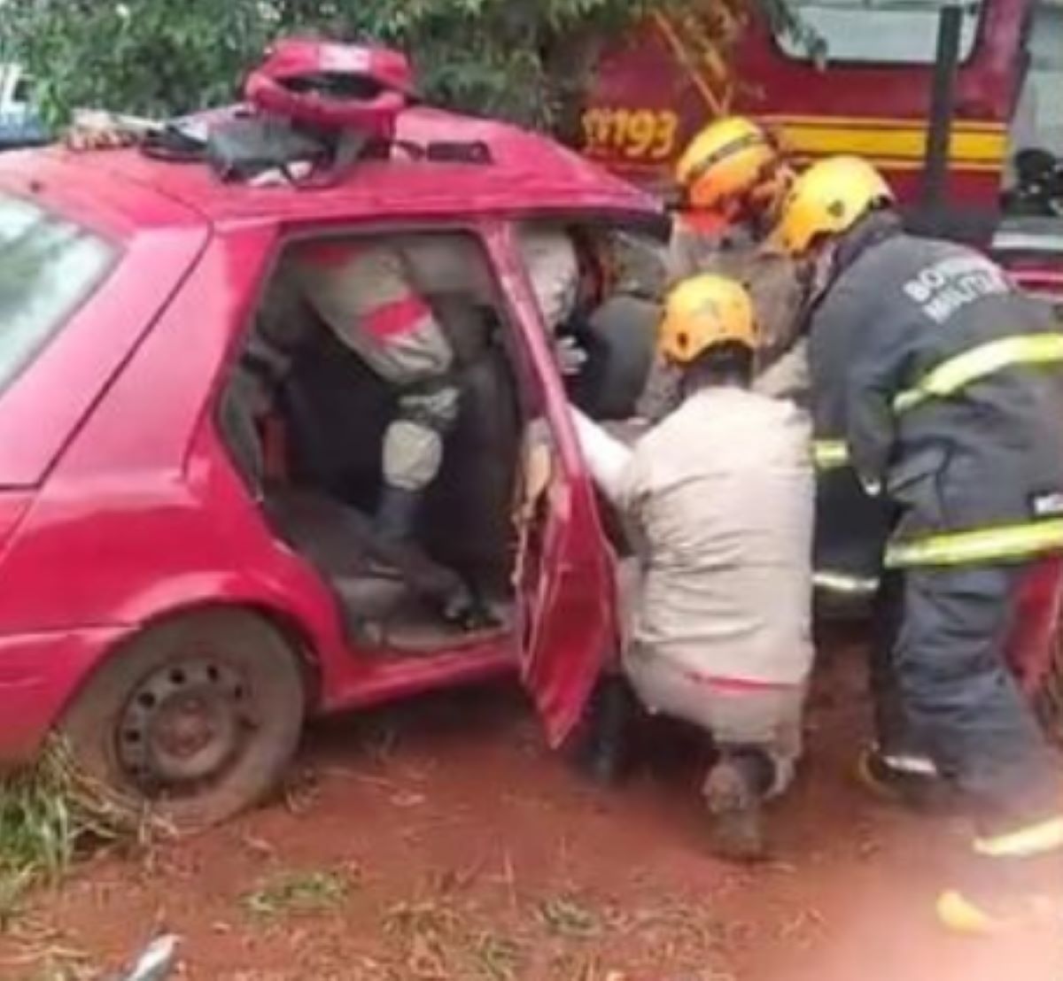  bombeiros realizando resgate em acidente de carro 